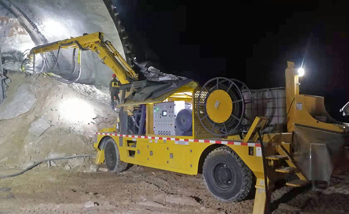 隧道混凝土濕噴機(jī)械手施工現(xiàn)場